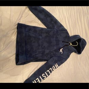 grey and black holister sweatshirt